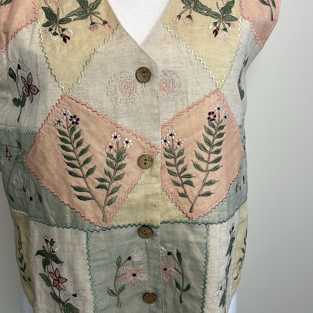 TanTrums Vintage Floral Embroidered Patchwork Vest. Y2K - Picture 2 of 8
